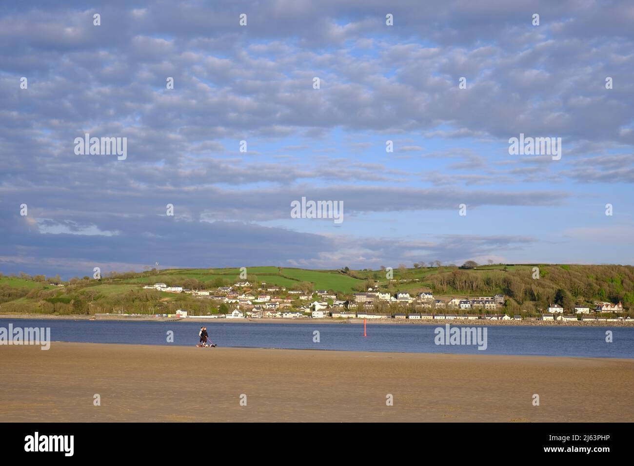 Vista desde la playa de Llansteffan cruzando el río Towy hacia Ferryside en la orilla opuesta del río. Carmarthenshire, Gales. Foto de stock