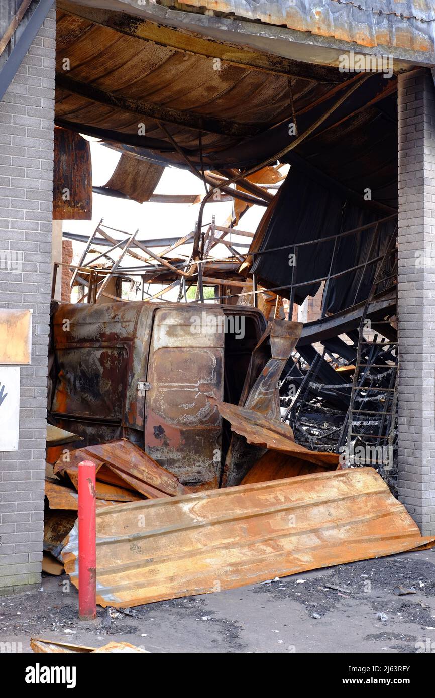 Instalaciones comerciales y equipos destruidos por el fuego en un ataque incendiario. Tiverton Devon Reino Unido Foto de stock