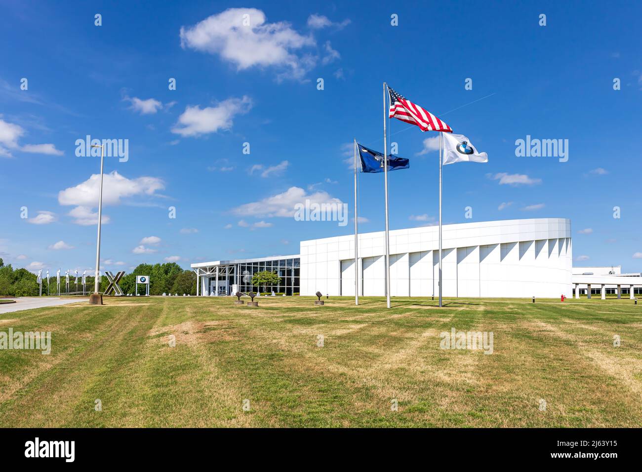 GREER, SC, EE.UU. 24 DE ABRIL de 2022: Centro de visitantes BMW Zentrum, que muestra el edificio, las banderas, el campus y las señales de BMW. Foto de stock