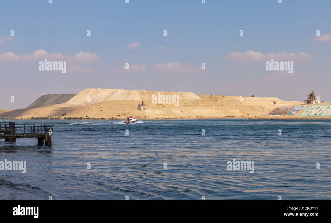 Ismailia, Egipto - 1 de noviembre de 2021: Barco piloto cruzar el Canal de Suez en un día soleado Foto de stock