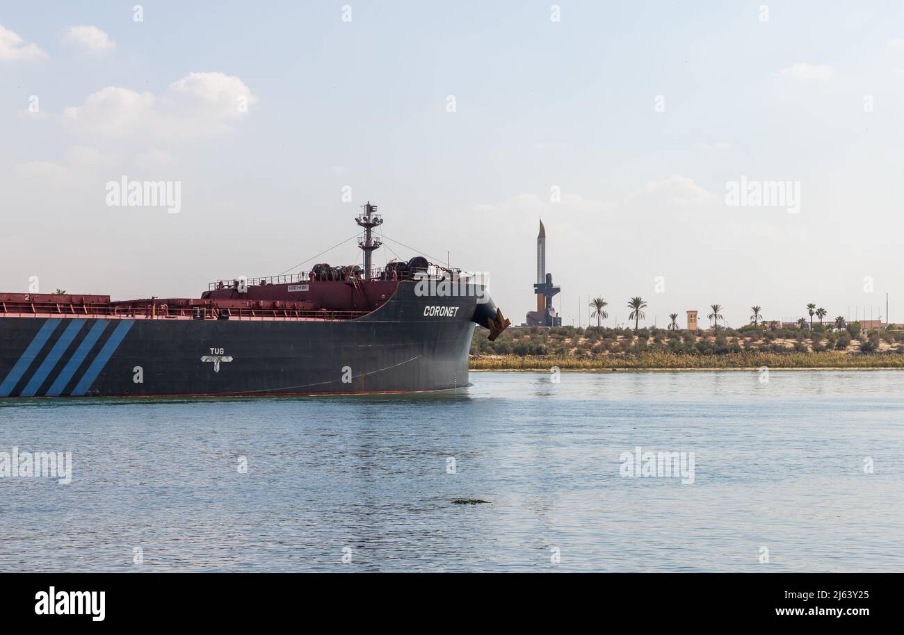 Ismailia, Egipto - 1 de noviembre de 2021: El buque tanque Coronet va el Canal de Suez en un día soleado Foto de stock