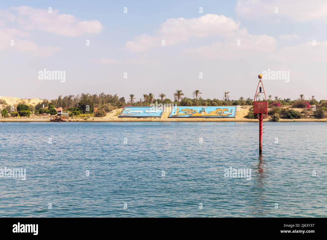 Ismailia, Egipto - 1 de noviembre de 2021: Faro rojo está en el agua. Marcas de navegación del canal de Suez Foto de stock