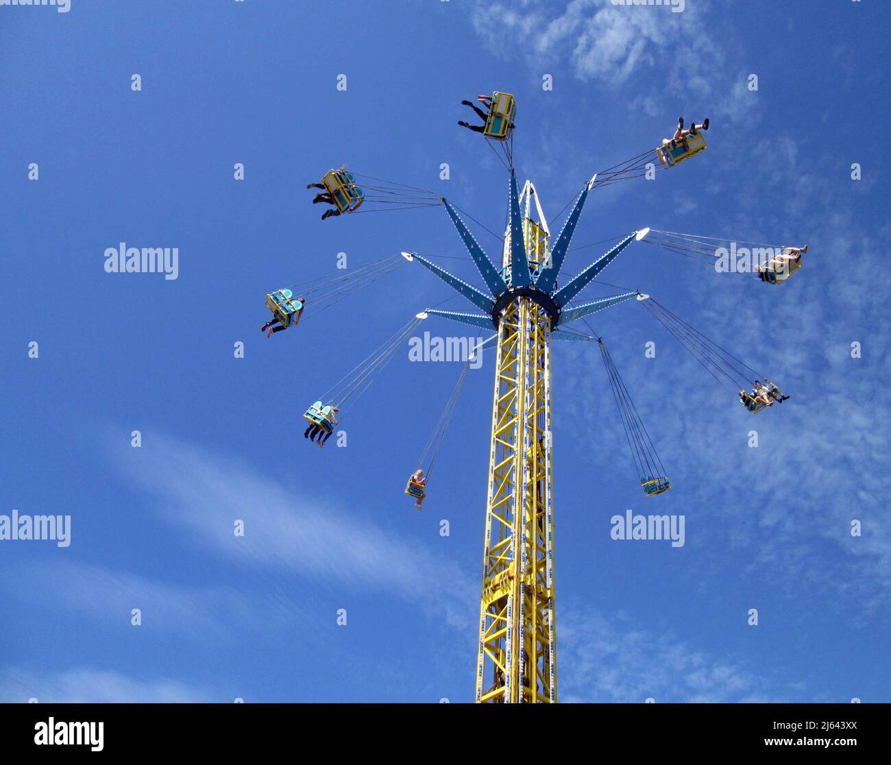 SOUTHPORT. LANCASHIRE. INGLATERRA. 09-08-14. El parque de atracciones en un sábado por la tarde ocupado en el complejo costero. El skyride gira a través de los pasajeros Foto de stock