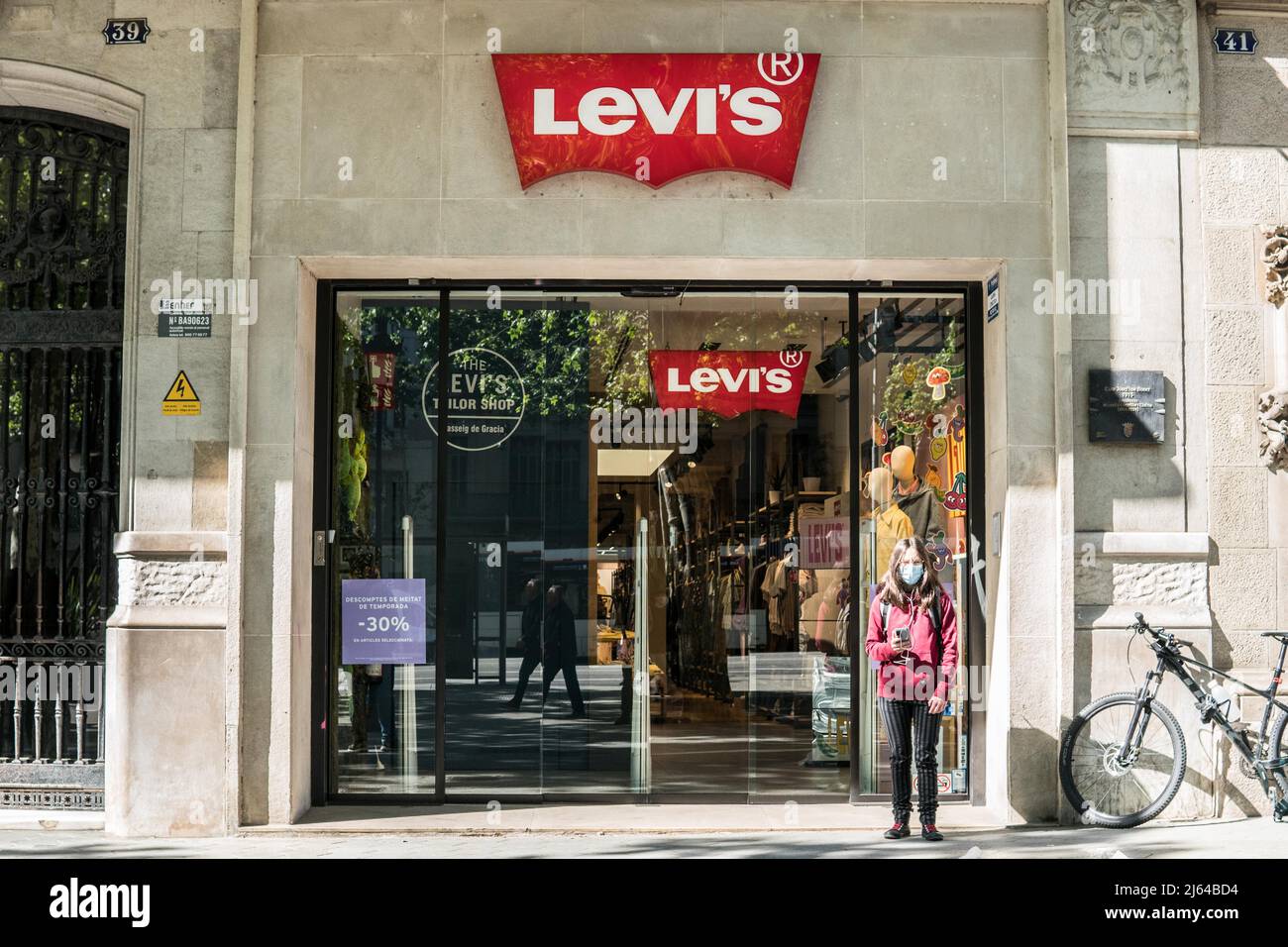 Barcelona, España. 26th de Abr de 2022. Una mujer se encuentra fuera de la  tienda de la marca Levi Strauss & Co. De la empresa de ropa estadounidense  en Barcelona. (Imagen de