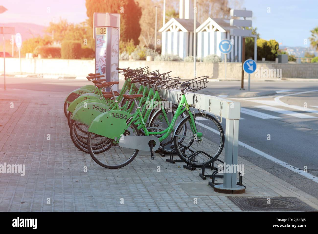 Castellón, España - 21 de abril de 2022: Primer plano de la alineación de  bicicletas de alquiler aparcada en la estación de la calle. Fotografías de  alta calidad Fotografía de stock - Alamy