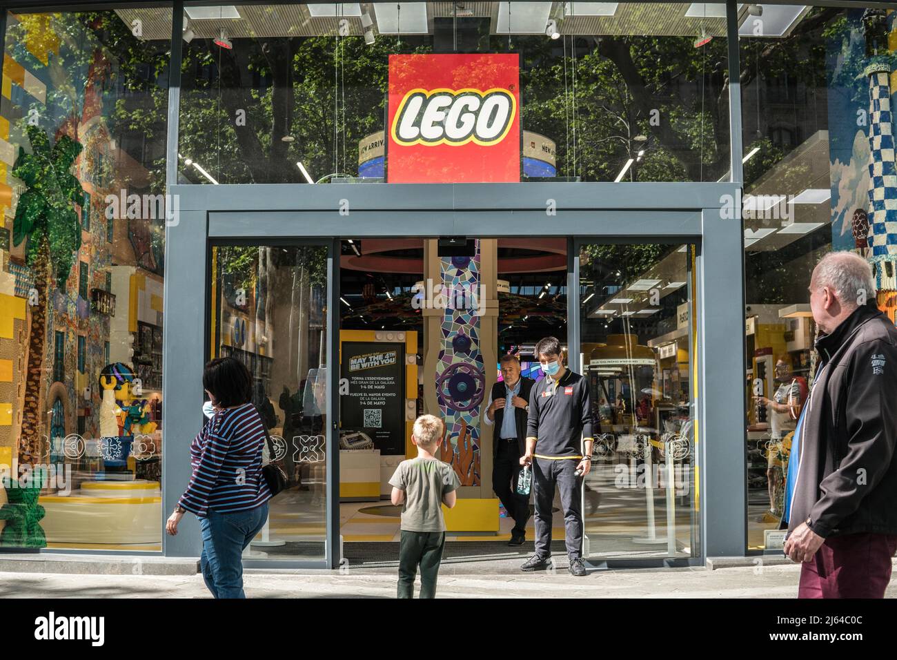 Barcelona, España. 26th de Abr de 2022. Los peatones pasan por delante de  la tienda Lego de la empresa danesa de producción de juguetes de Barcelona.  (Imagen de crédito: © Thiago Prudencio/SOPA