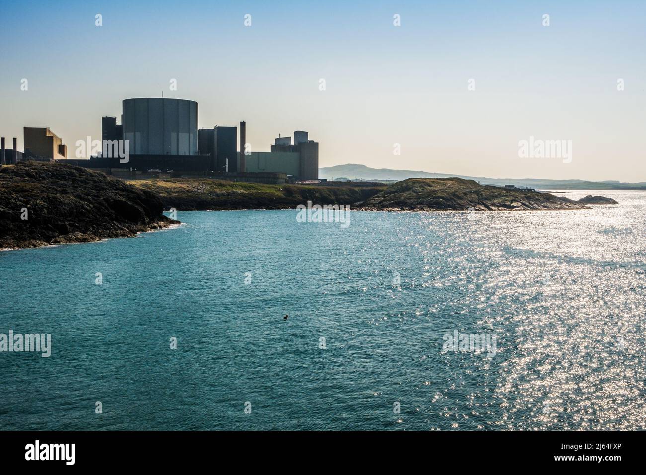 La central nuclear de Wylfa en Anglesey, al norte de Gales, es una central nuclear de Magnox que actualmente está siendo desmantelada Foto de stock