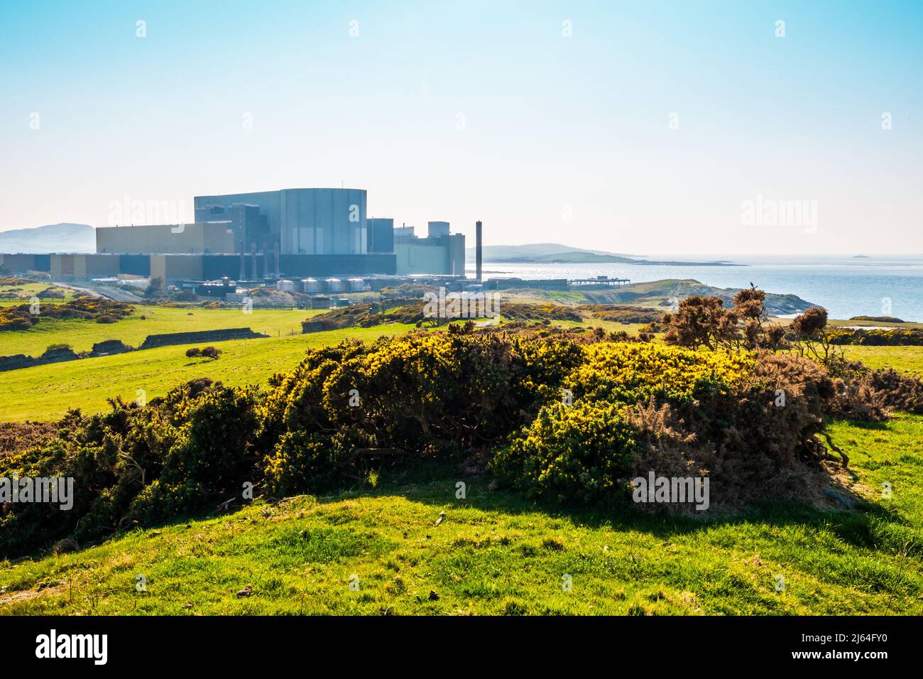 La central nuclear de Wylfa en Anglesey, al norte de Gales, es una central nuclear de Magnox que actualmente está siendo desmantelada Foto de stock