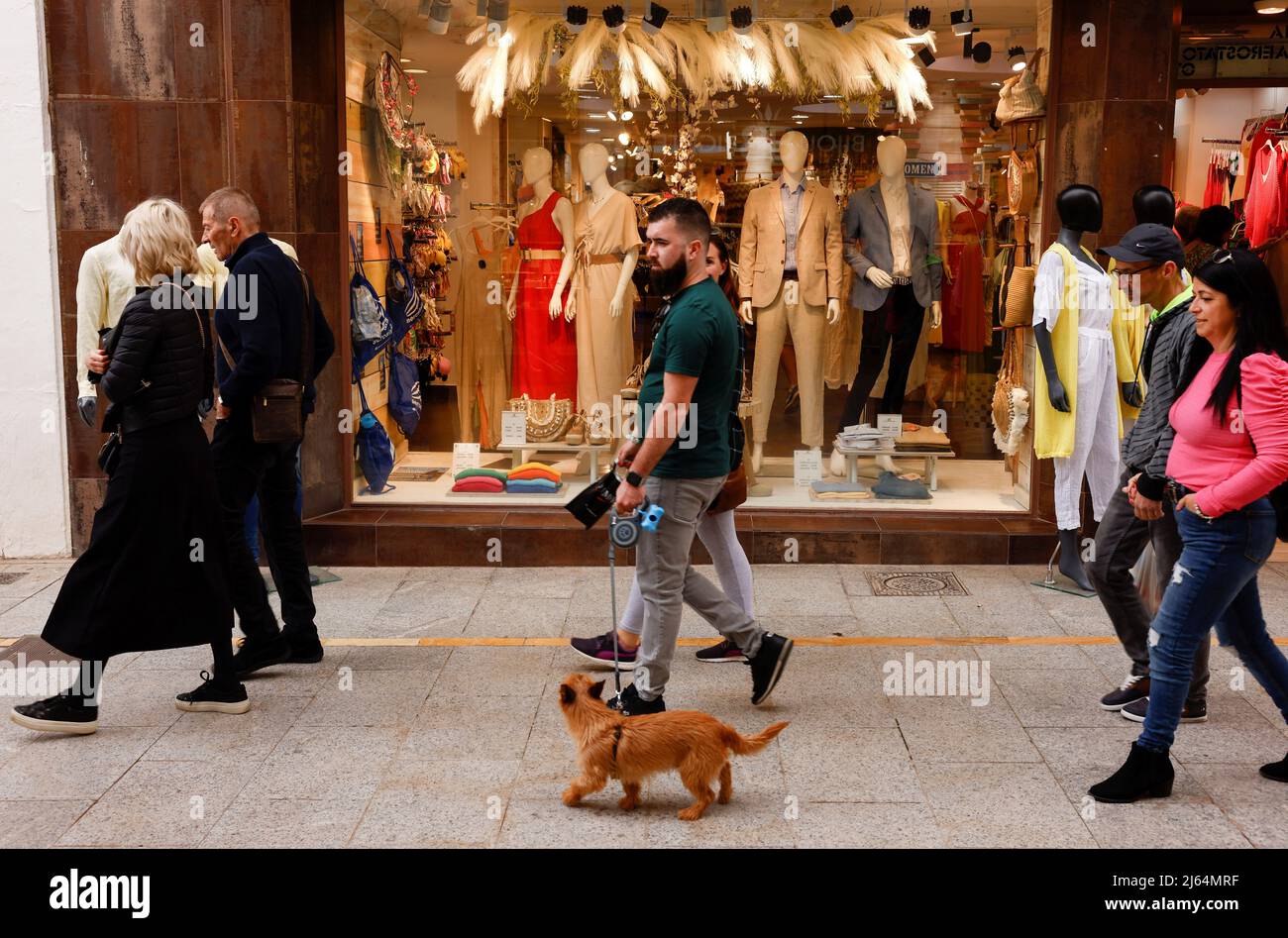 misil Consultar Doblez La gente pasa por una tienda de ropa en Ronda, sur de España, el 27 de  abril de 2022. REUTERS/Jon Nazca Fotografía de stock - Alamy
