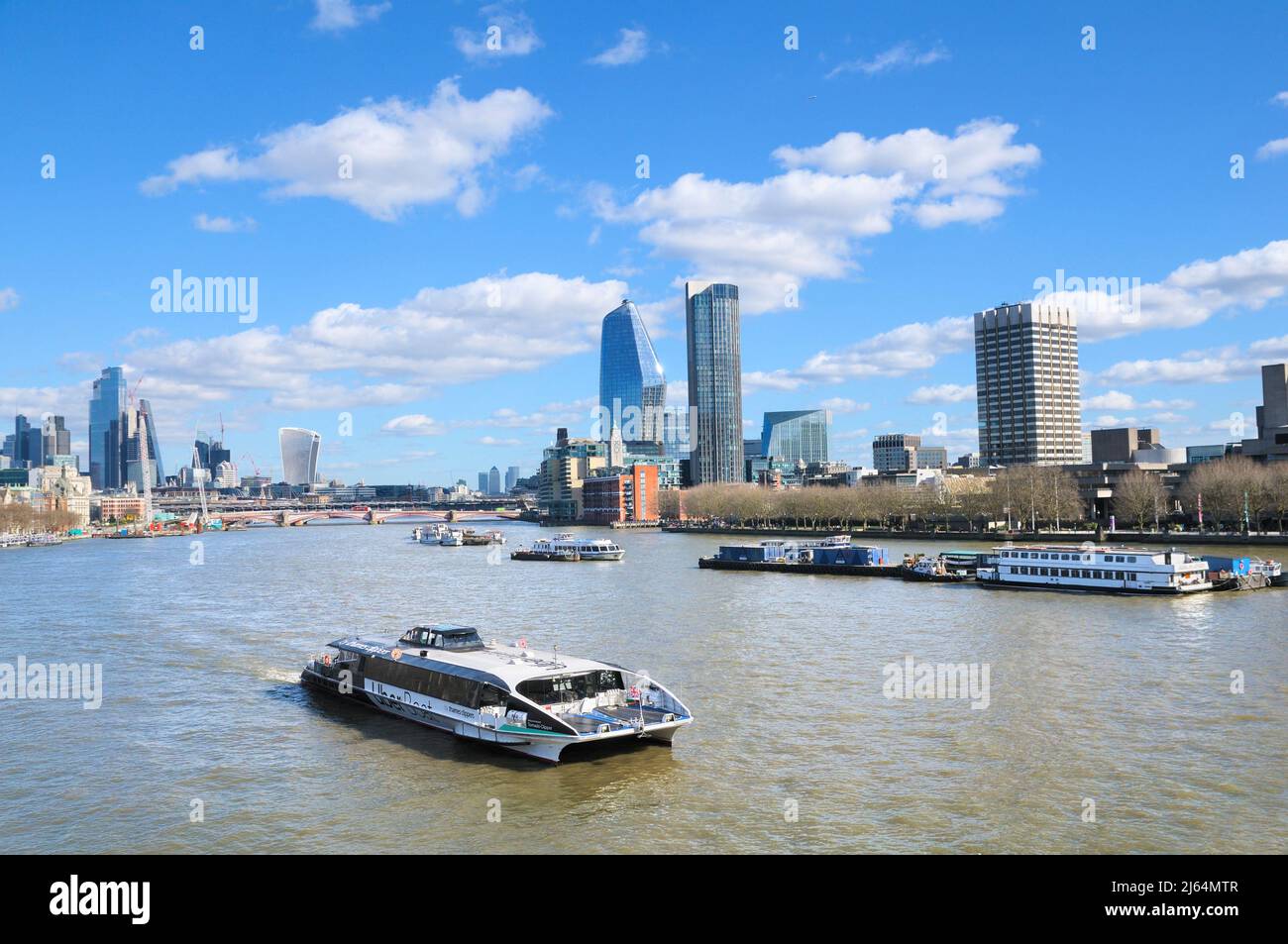 El horizonte de Londres con un barco cortapelos en el río Támesis, vista desde el puente Waterloo hacia los rascacielos de un Blackfriars y la torre South Bank, Inglaterra, Reino Unido Foto de stock