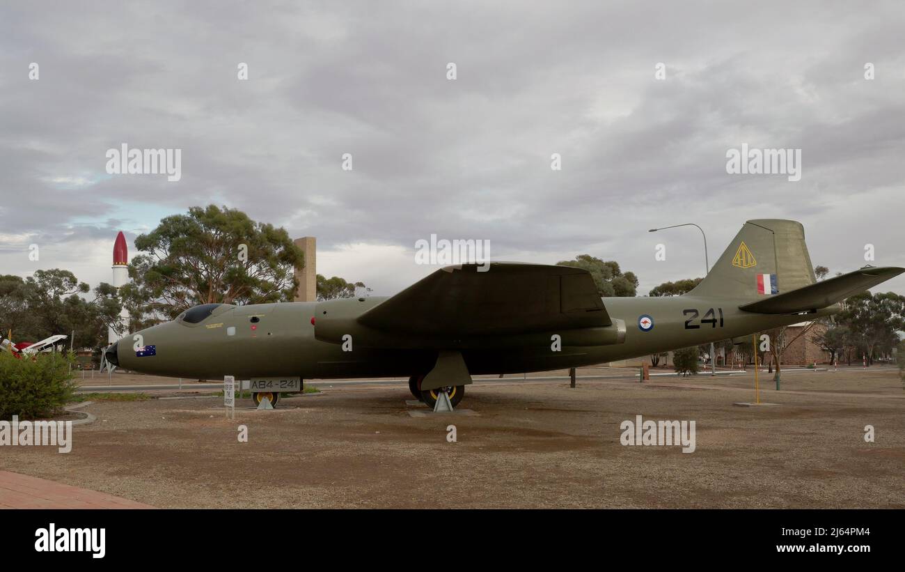 WOOMERA, AUSTRALIA - JUNIO 13 2021: Un histórico bombardero electrico inglés de Canberra en woomera Foto de stock