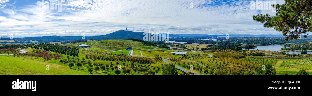 Vista panorámica sobre el Arboretum Nacional en Canberra, con la icónica torre Telstra en Black Mountain. Canberra, ACT, Australia Foto de stock