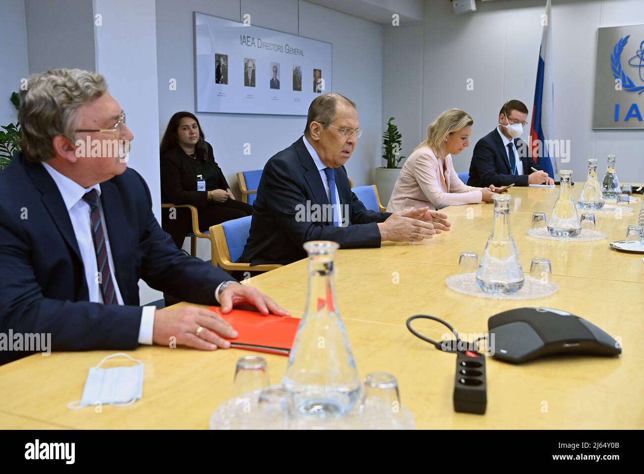 Rafael Mariano Grossi, Director General del OIEA, da la bienvenida al Sr. Sergey V. Lavrov, Ministro de Relaciones Exteriores de la Federación de Rusia y a su delegación a su llegada a la sede del Organismo en Viena (Austria). 26 de agosto de 2021. Foto de stock