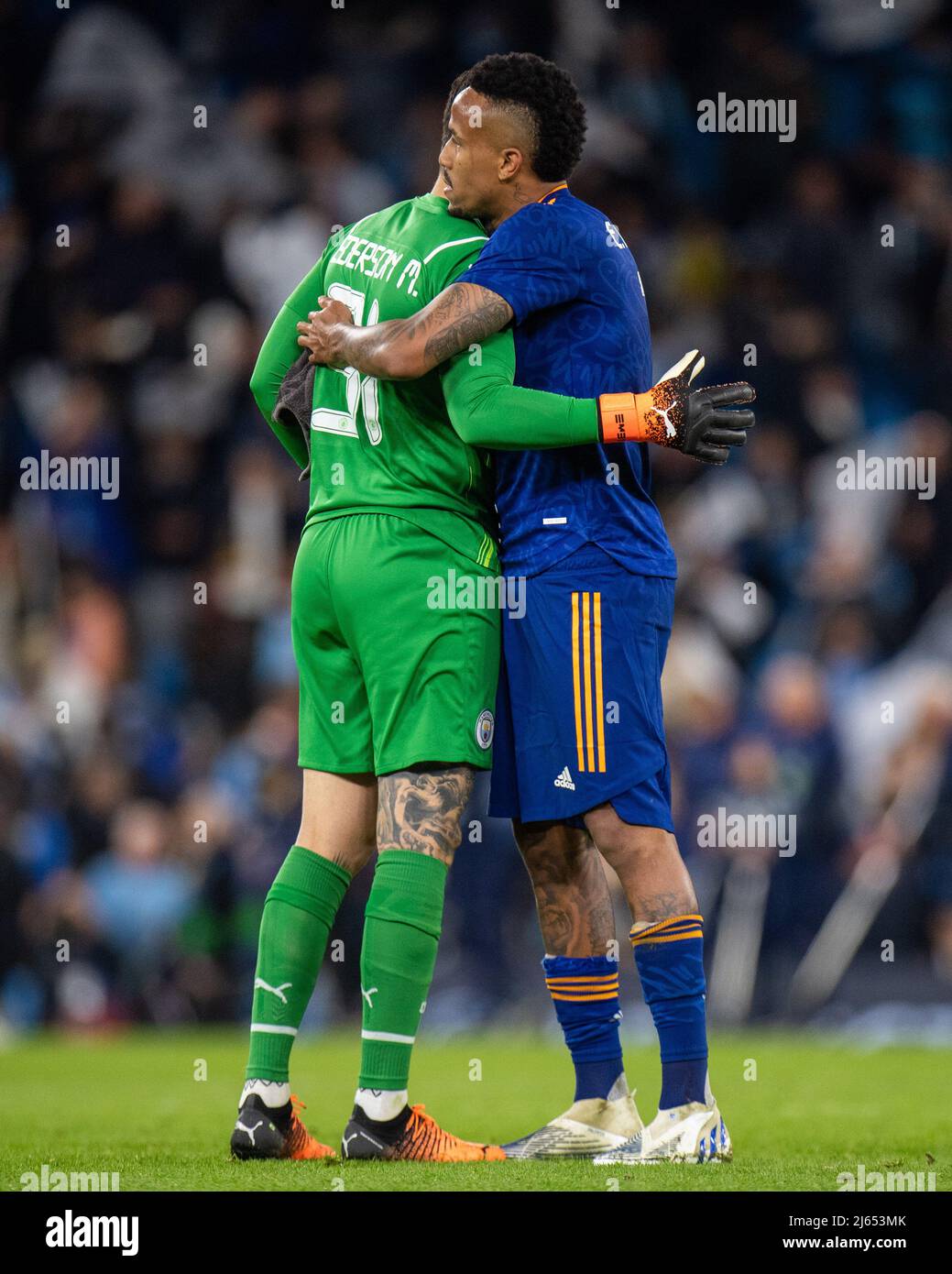 MANCHESTER, INGLATERRA - 26 DE ABRIL: Ederson y Eder Militao durante el  partido de la semifinal de la Liga de Campeones de la UEFA entre Manchester  City y el Real Madrid en