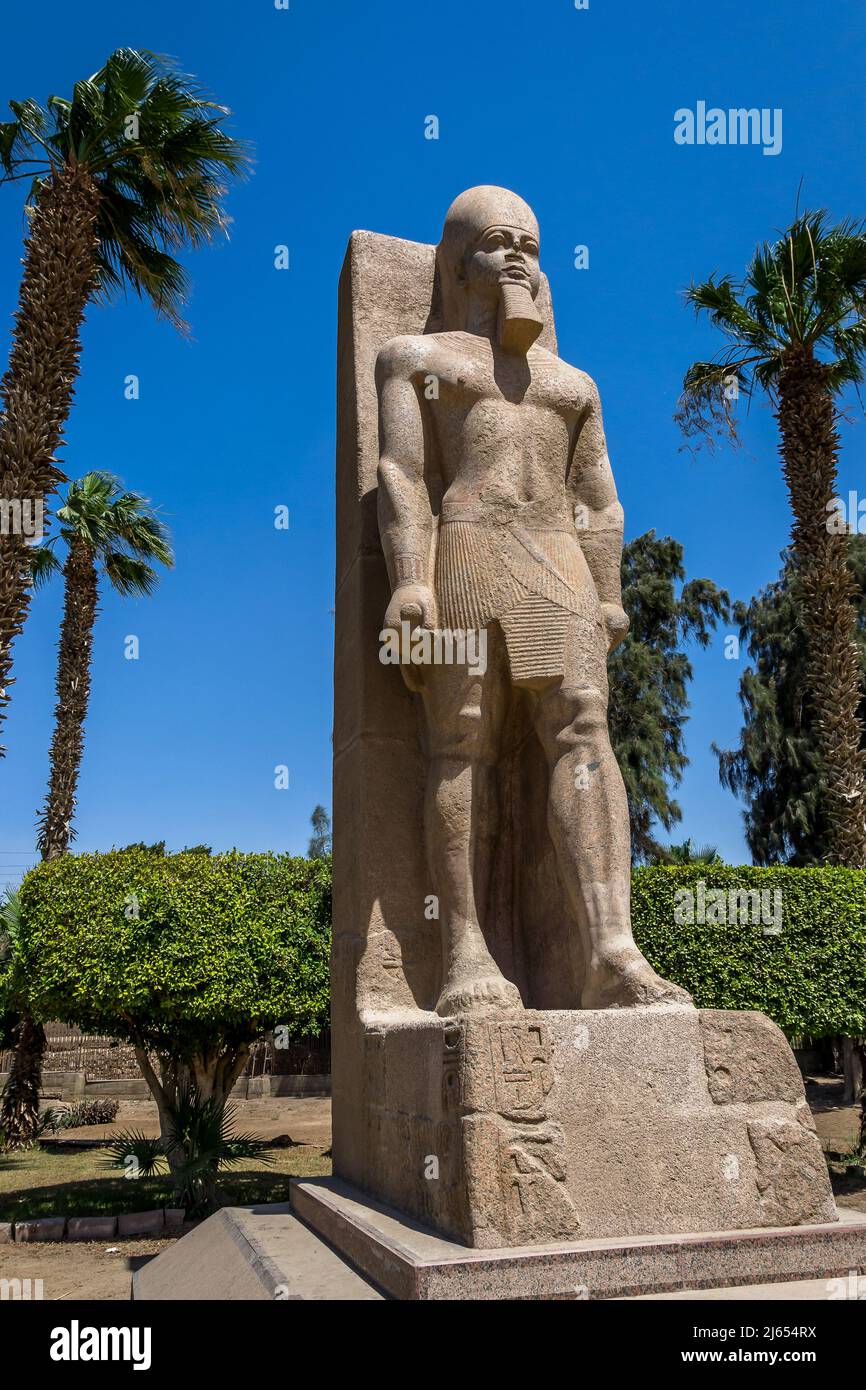 Escultura del Imperio Medio restaurada en el nombre de Ramsés II