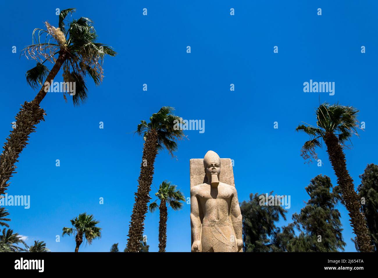 Escultura del Imperio Medio restaurada en el nombre de Ramsés II