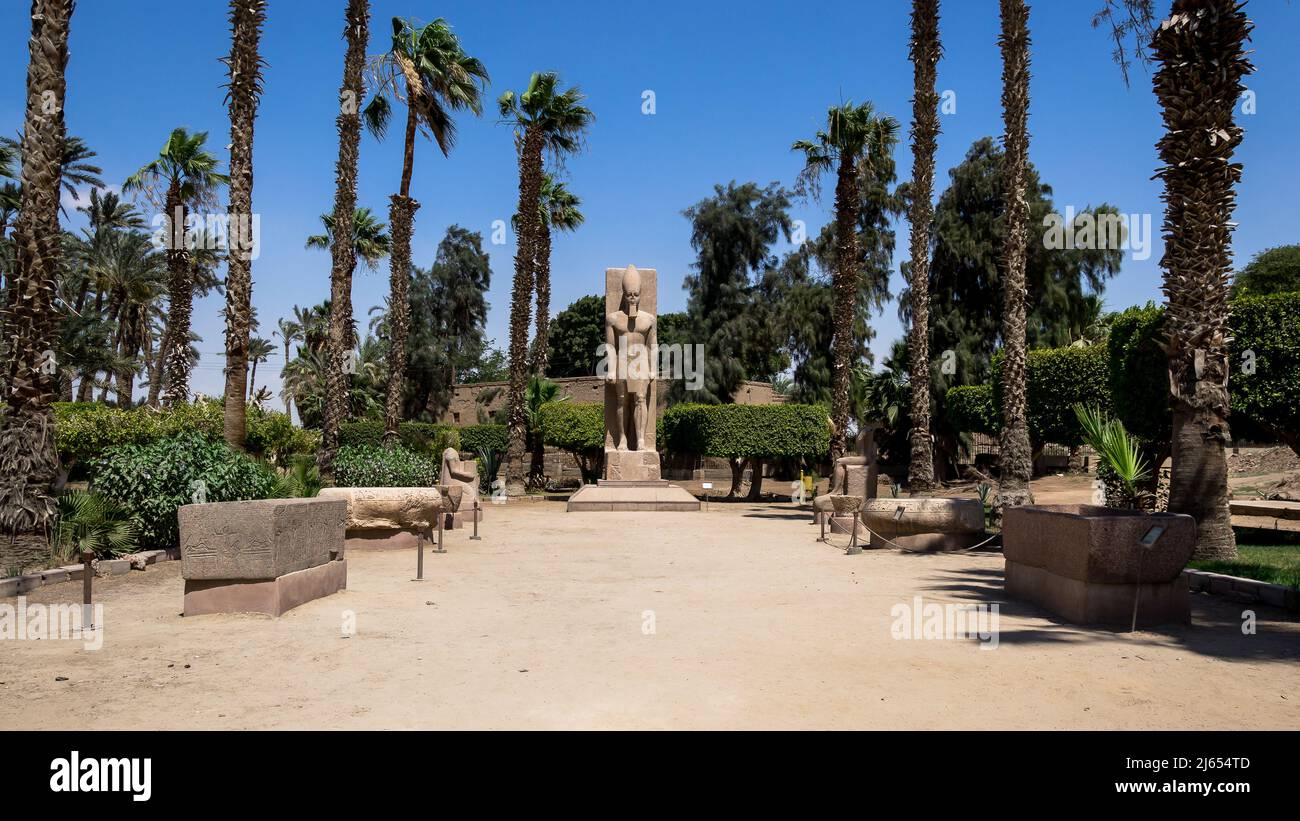 Estatuas de granito de ramses ii fotografías e imágenes de alta