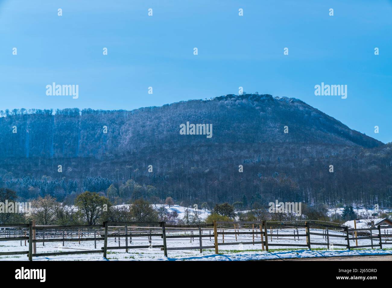 Alemania, Suabia jura montaña breitenstein roca en bissingen en invierno con escena de nieve, un destino turístico popular para el senderismo Foto de stock