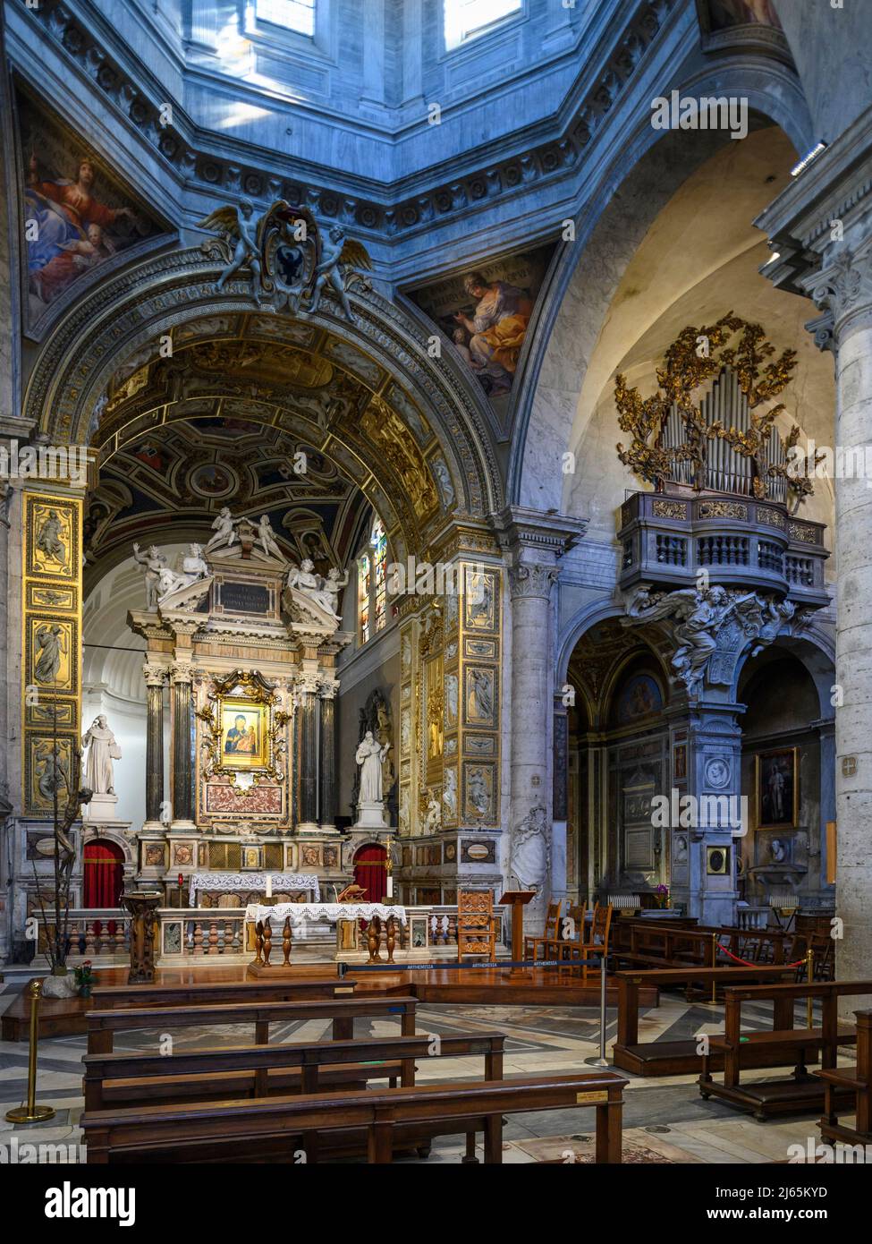 Roma. Italia. Basílica de Santa María del Popolo. Vista interior que muestra el altar mayor y el arco triunfal y el crucero derecho. Foto de stock