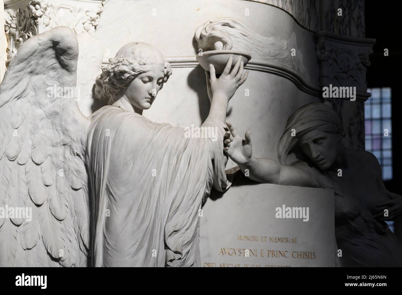 Roma. Italia. Basílica de Santa María del Popolo. Monumento a Agostino Chigi (1858-1896) de Adolfo Apolloni fue erigido en 1915, entre el Chigi y. Foto de stock