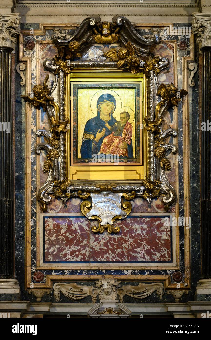 Roma. Italia. Basílica de Santa María del Popolo. El icono del siglo 13th de Nuestra Señora alias Madonna del Popolo sobre el altar mayor, tradicionalmente atributo Foto de stock