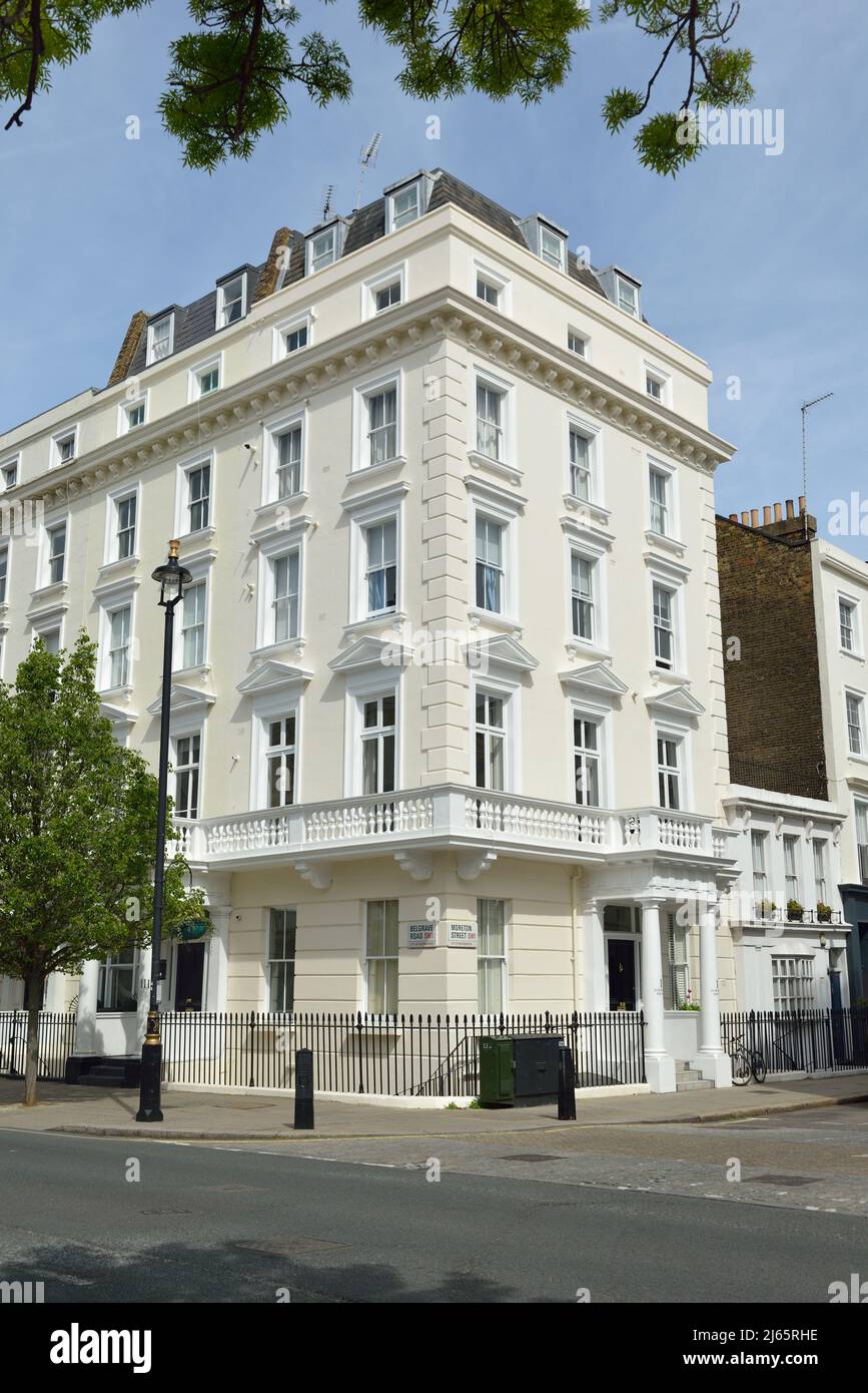 Casa adosada de estuco blanco, 1 St George's garden Square, Belgrave Road, Moreton Street, Pimlico, Londres, Reino Unido Foto de stock
