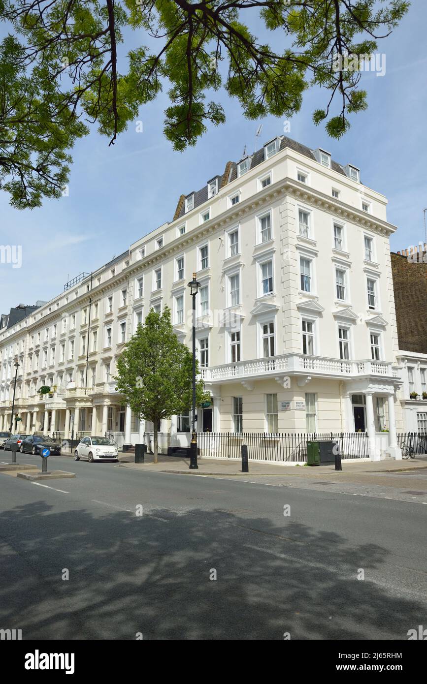 Casa adosada de estuco blanco, 1 St George's Square, Belgrave Road, Moreton Street, Pimlico, Londres, Reino Unido Foto de stock