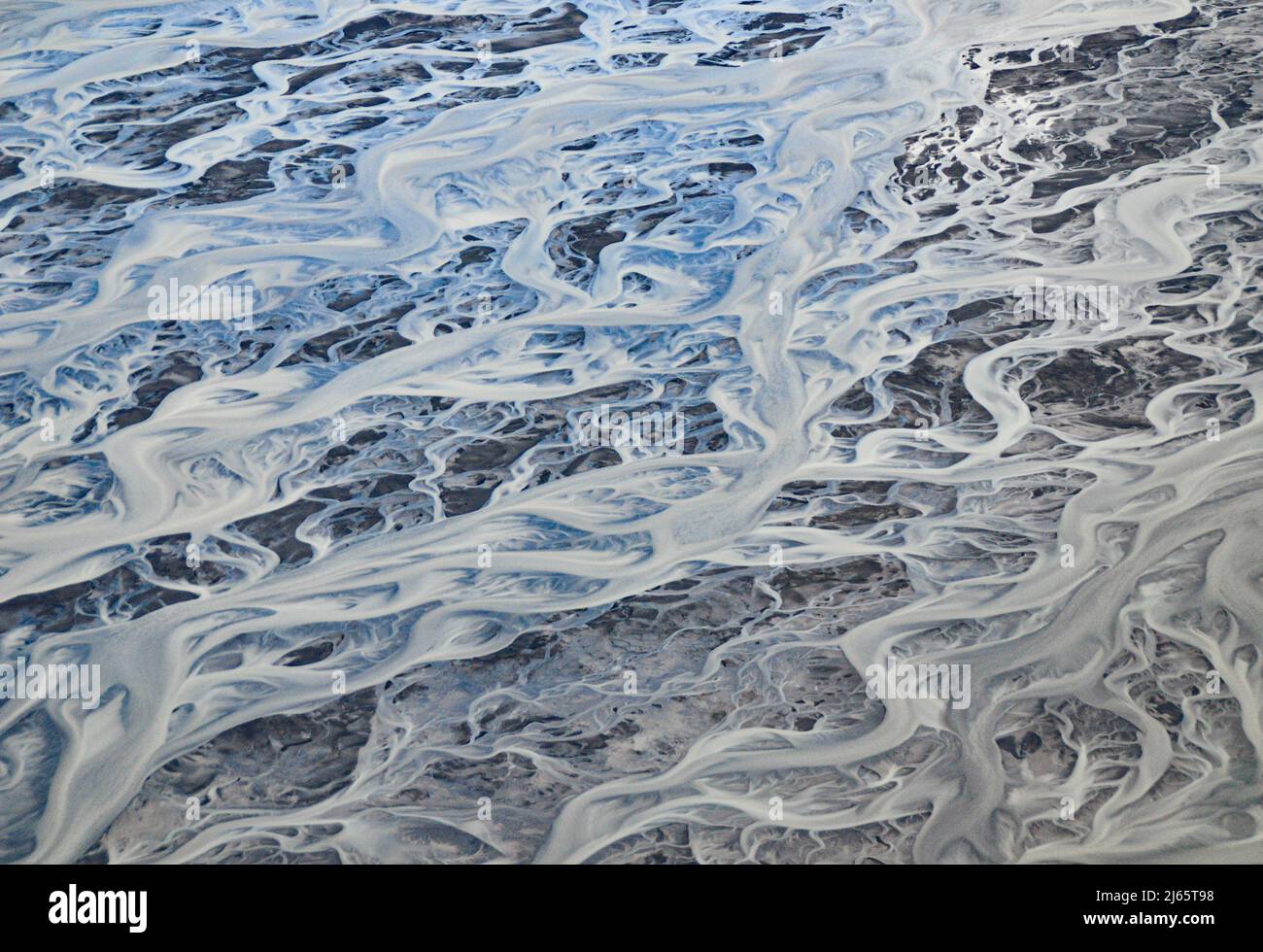 Mäandrierender Fletscherfluss - Luftaufnahme (Rundflug über das Südliche Hochland, Isla) - fotografía de un río glaciar en Islandia Foto de stock
