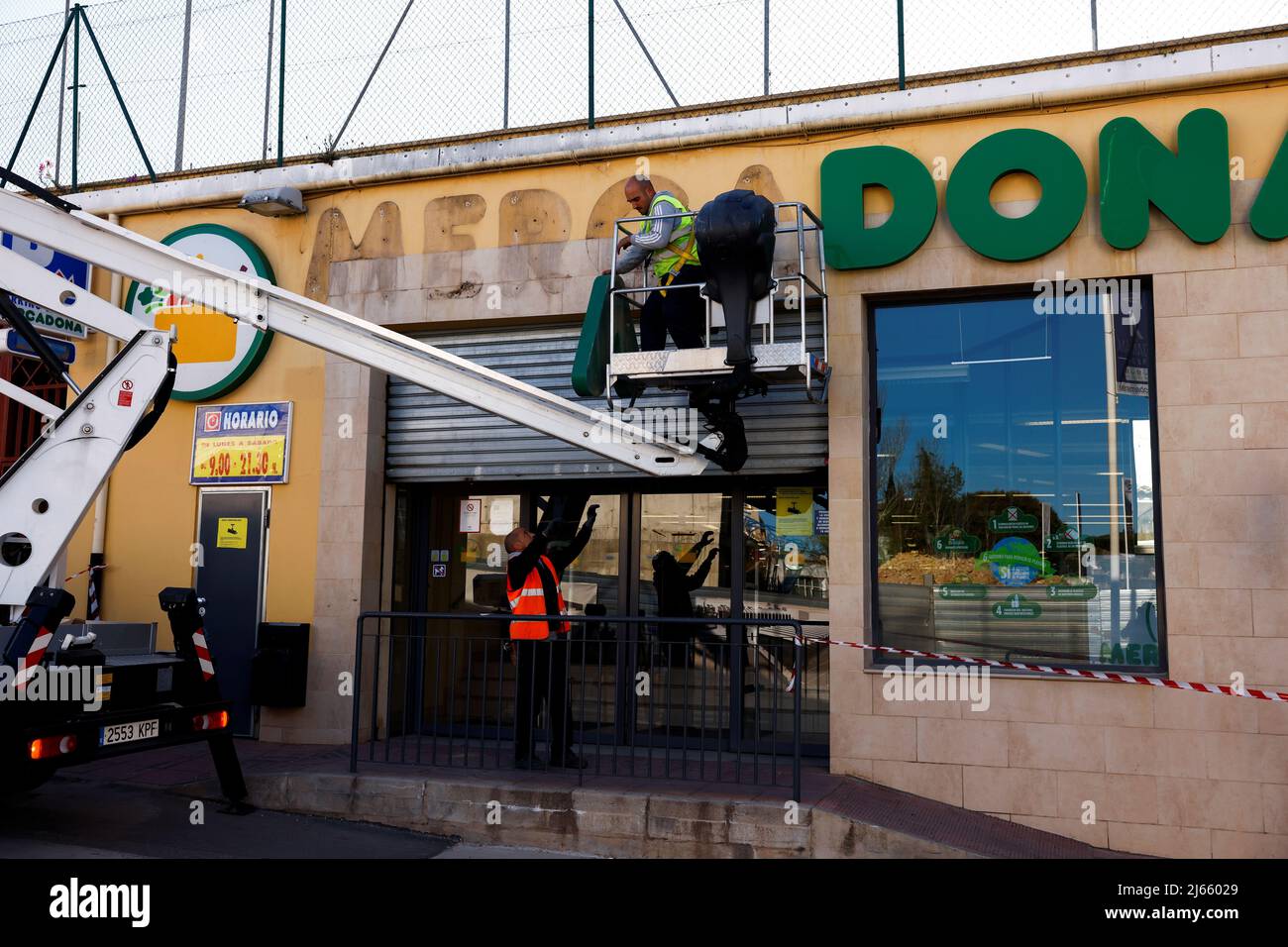 Los trabajadores sacan las letras del cartel de Mercadona de la fachada de  un supermercado cerrado de Mercadona en Ronda, España, el 28 de abril de  2022. REUTERS/Jon Nazca Fotografía de stock -