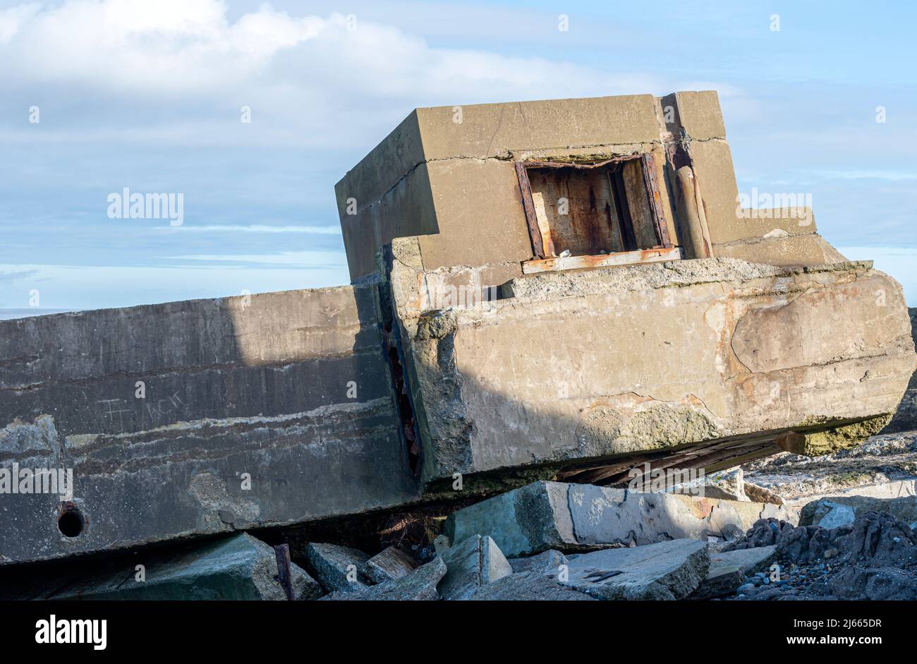 Fortificaciones costeras naufragadas en la playa de Easington, cerca de la cabeza de espurn Foto de stock
