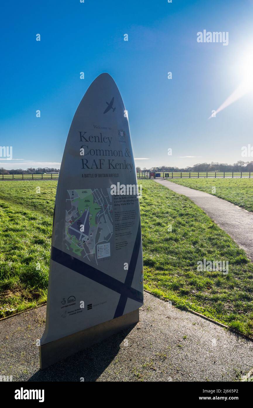 Monumento conmemorativo del aeródromo de Kenley de la Real Fuerza Aérea en forma de ala de un avión de combate Spitfire, Surrey, Inglaterra Foto de stock