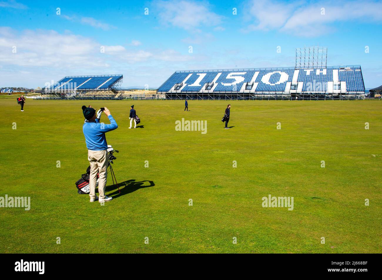 Hay stands temporales con vistas a las calles 1st y 18th del Old Course, que será sede del torneo Open Golf 150th en St Andrews en julio de 2022. Foto de stock