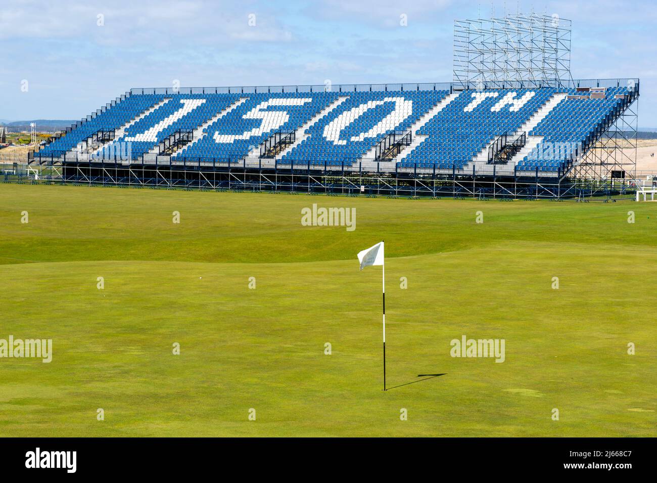 Hay stands temporales con vistas a 18th verdes del Old Course, que acogerá el torneo Open Golf 150th en St Andrews en julio de 2022. Foto de stock