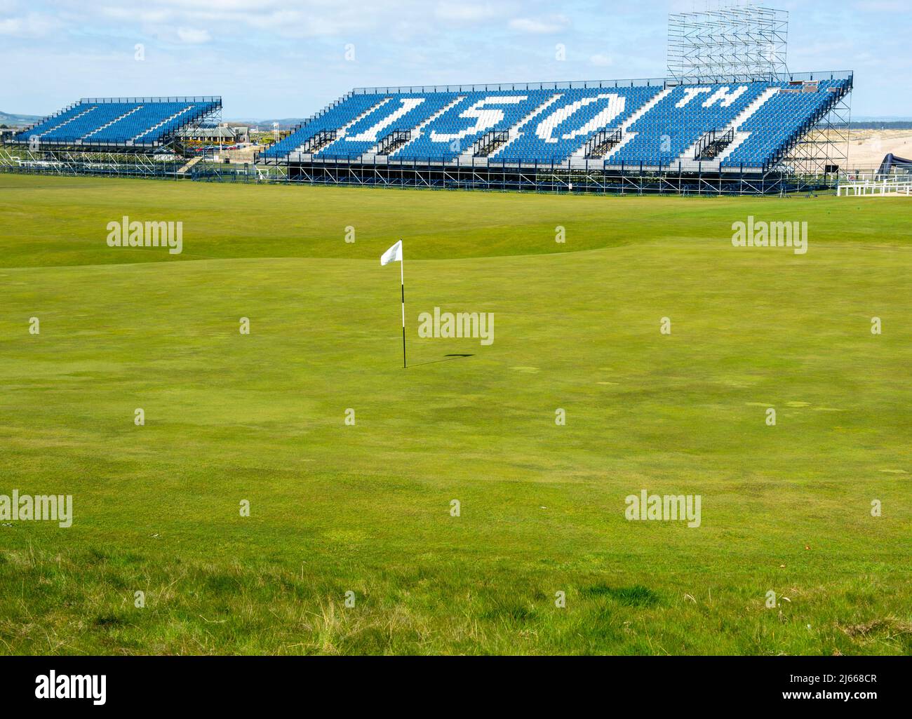 Hay stands temporales con vistas a 18th verdes del Old Course, que acogerá el torneo Open Golf 150th en St Andrews en julio de 2022. Foto de stock