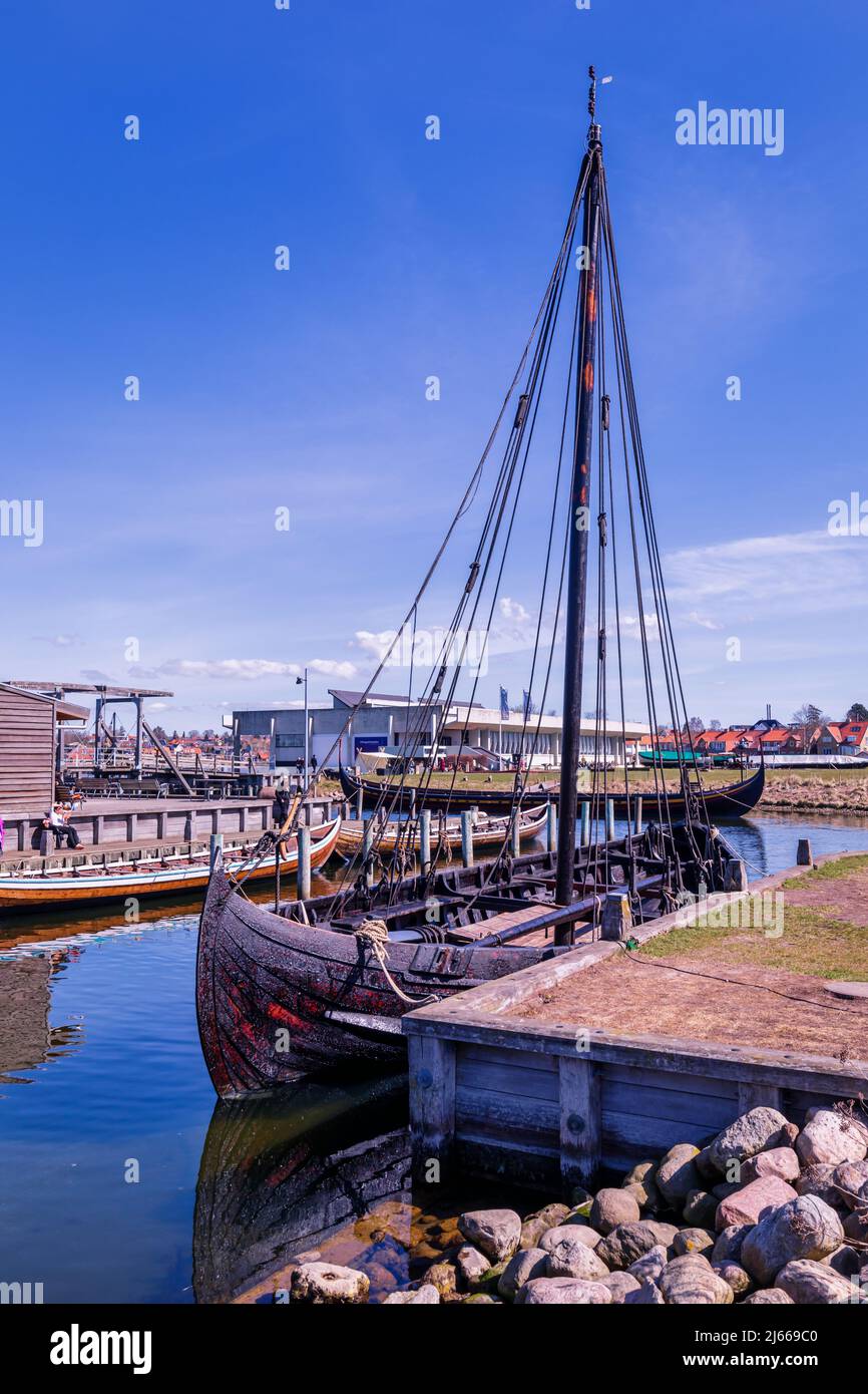 Una réplica de un barco vikingo, el Museo de barcos vikingos, Roskilde, Dinamarca, Foto de stock
