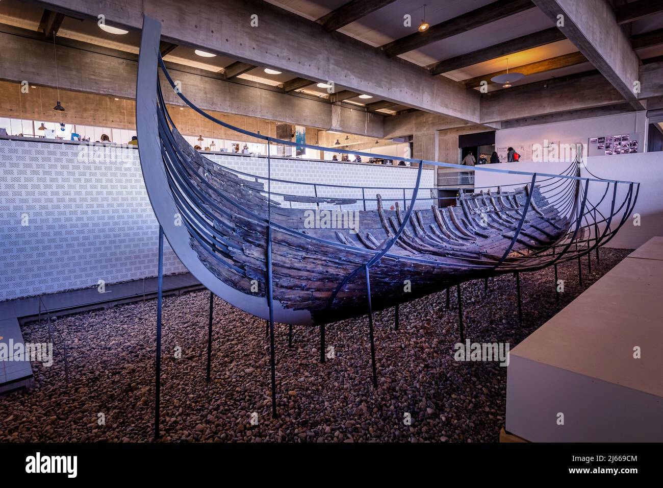 Restos de un barco vikingo original, Museo de Barcos Viking, Roskilde, Dinamarca Foto de stock