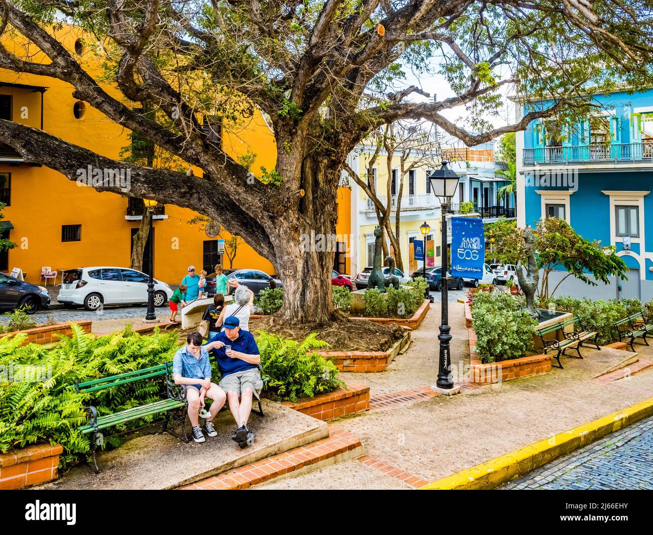 Colorida escena callejera en el Viejo San Juan Puerto Rico Foto de stock