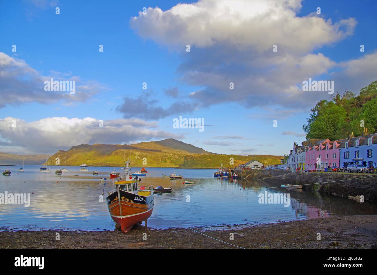 Holzboot und vielfarbige Haeuser im Abendlicht, Portree, Isla de Skye, Hebriden, Schottland, Grossbritannien Foto de stock