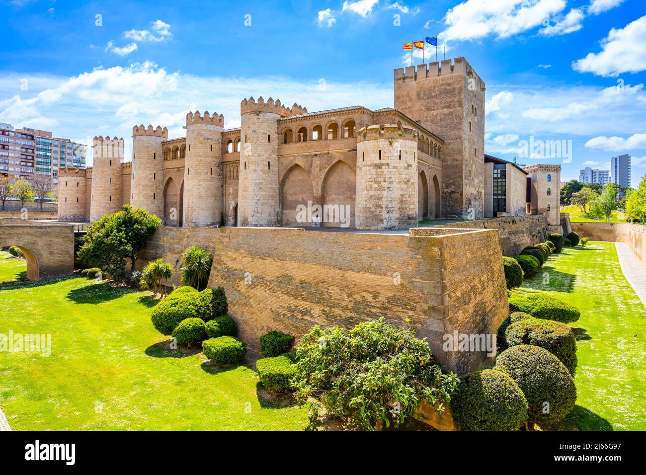 Palacio de la Aljafería (Palacio de Aljaferia) Antiguo castillo que