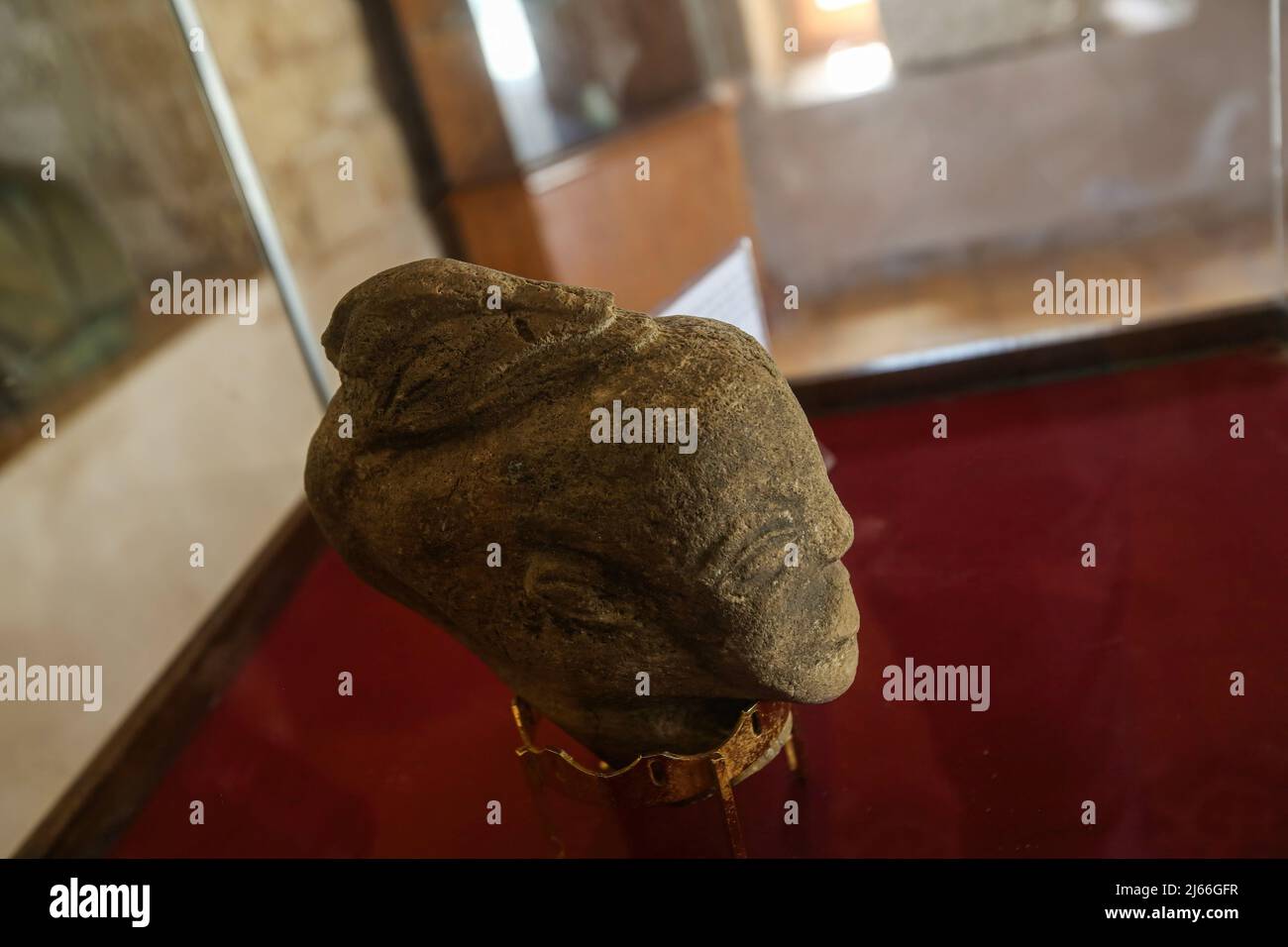 Una estatua de piedra inscrita con el Cananeo (Anah), la diosa del amor y  la belleza, así como la diosa de la guerra vista en el Museo del Palacio  'Al-Basha' en el