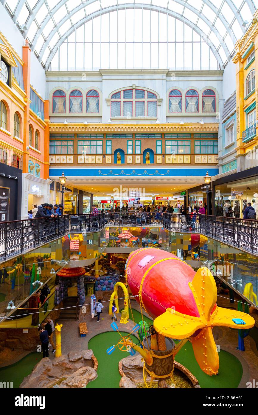 EDMONTON, CANADÁ - 16 DE ABRIL de 2022: Los compradores visitan el West Edmonton Mall en Alberta, Canadá. Con 5,3 millones de pies cuadrados, es el segundo centro comercial más grande Foto de stock