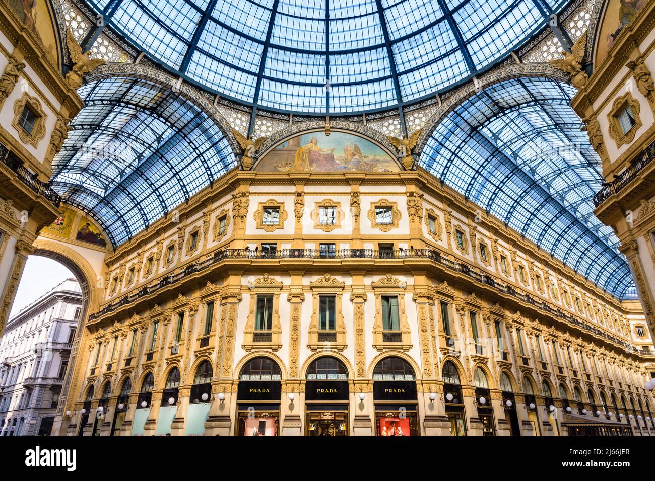 El centro comercial acristalado Galleria Vittorio Emanuele II en Milán, Italia. Foto de stock