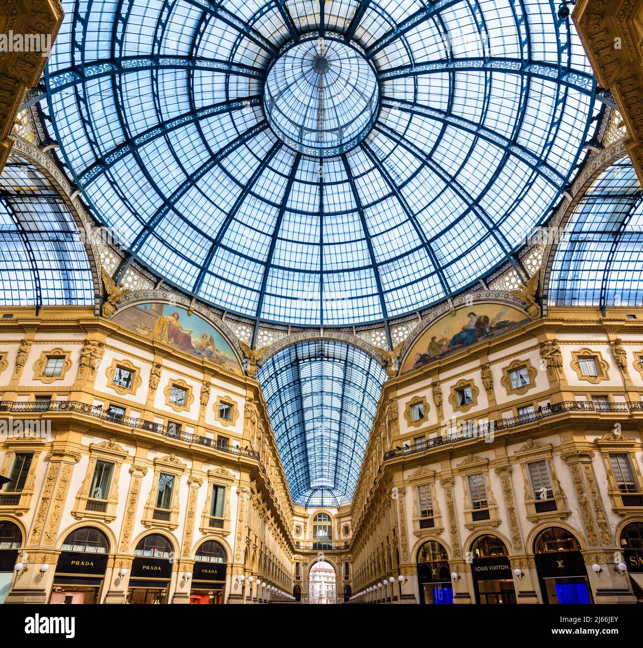 Cúpula de cristal en el centro comercial acristalado Galleria Vittorio Emanuele II en Milán, Italia. Foto de stock