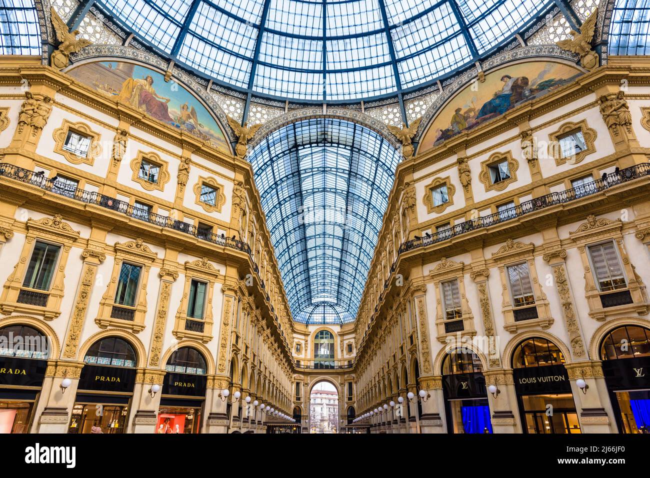 El centro comercial acristalado Galleria Vittorio Emanuele II en Milán, Italia. Foto de stock