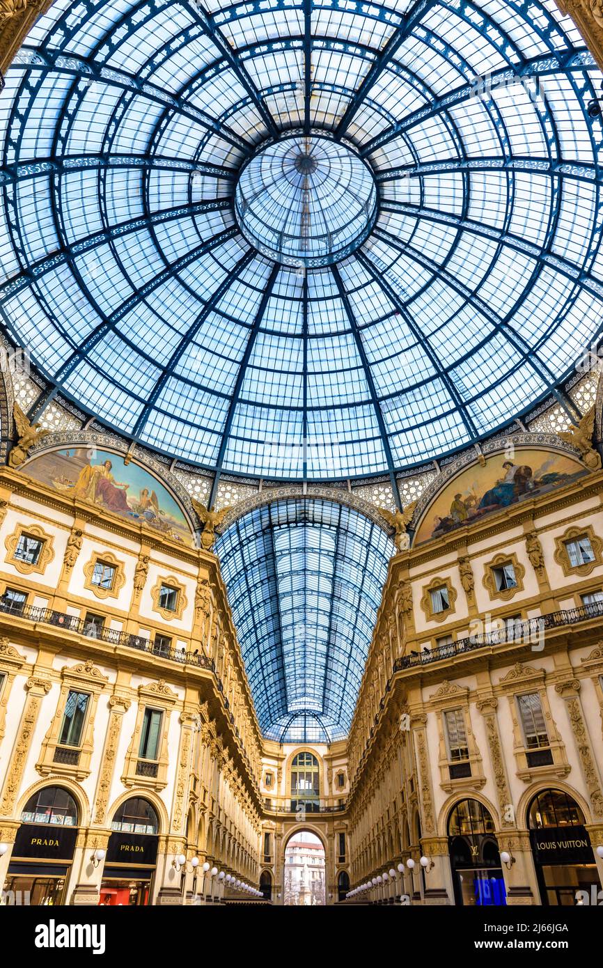 Cúpula de cristal en el centro comercial acristalado Galleria Vittorio Emanuele II en Milán, Italia. Foto de stock