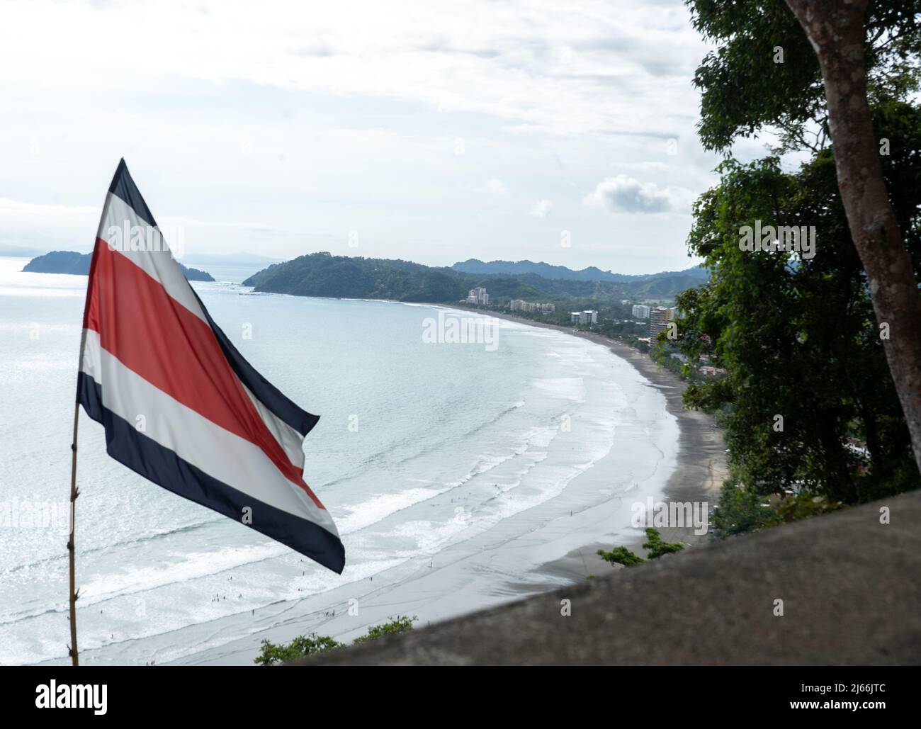 Bandera de Costa Rica soplando en el viento Foto de stock