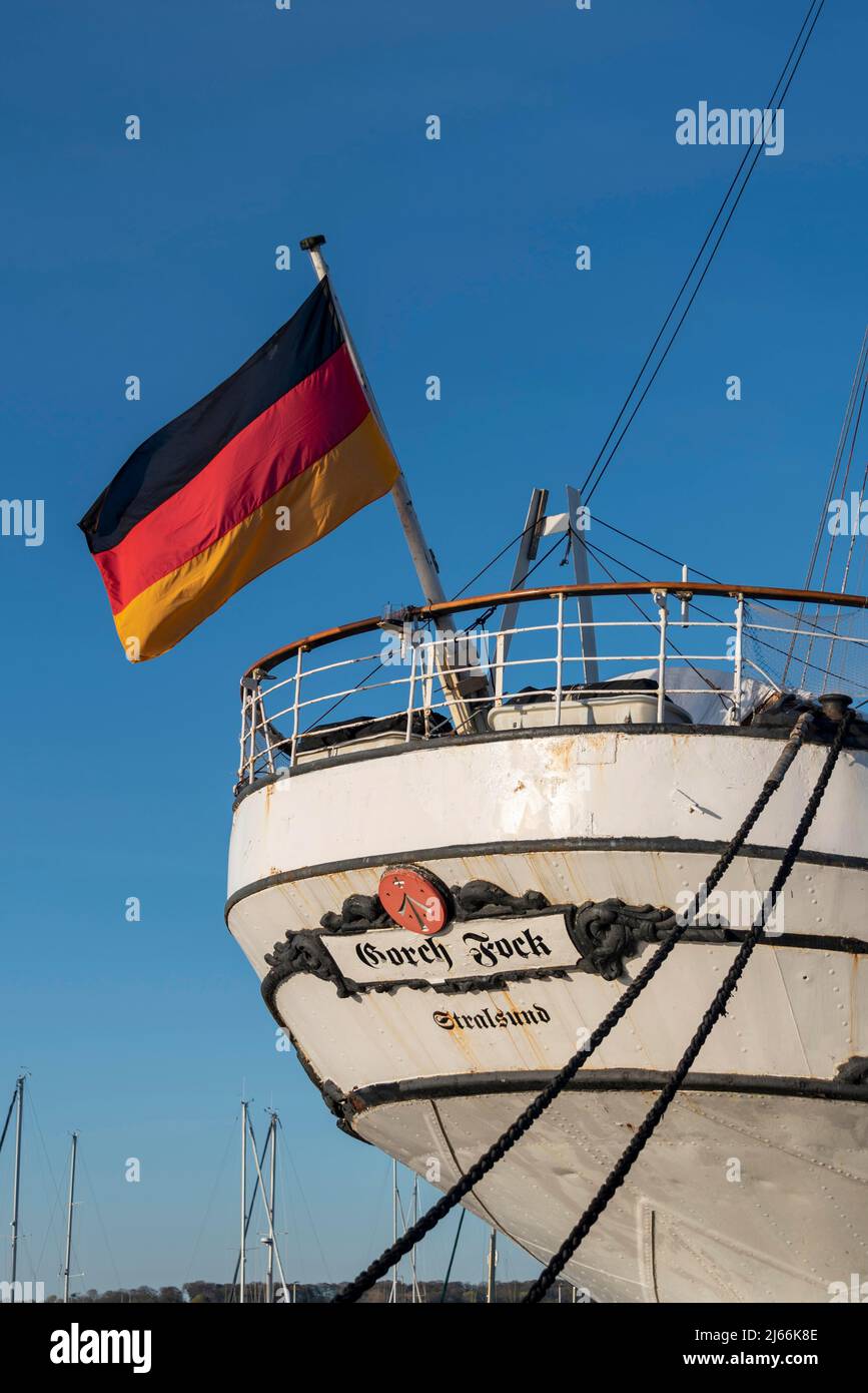 Deutschlandfahne, Heck der Gorch Fock, Museumschiff, Stralsund, Mecklenburg-Vorpommern, Deutschland Foto de stock