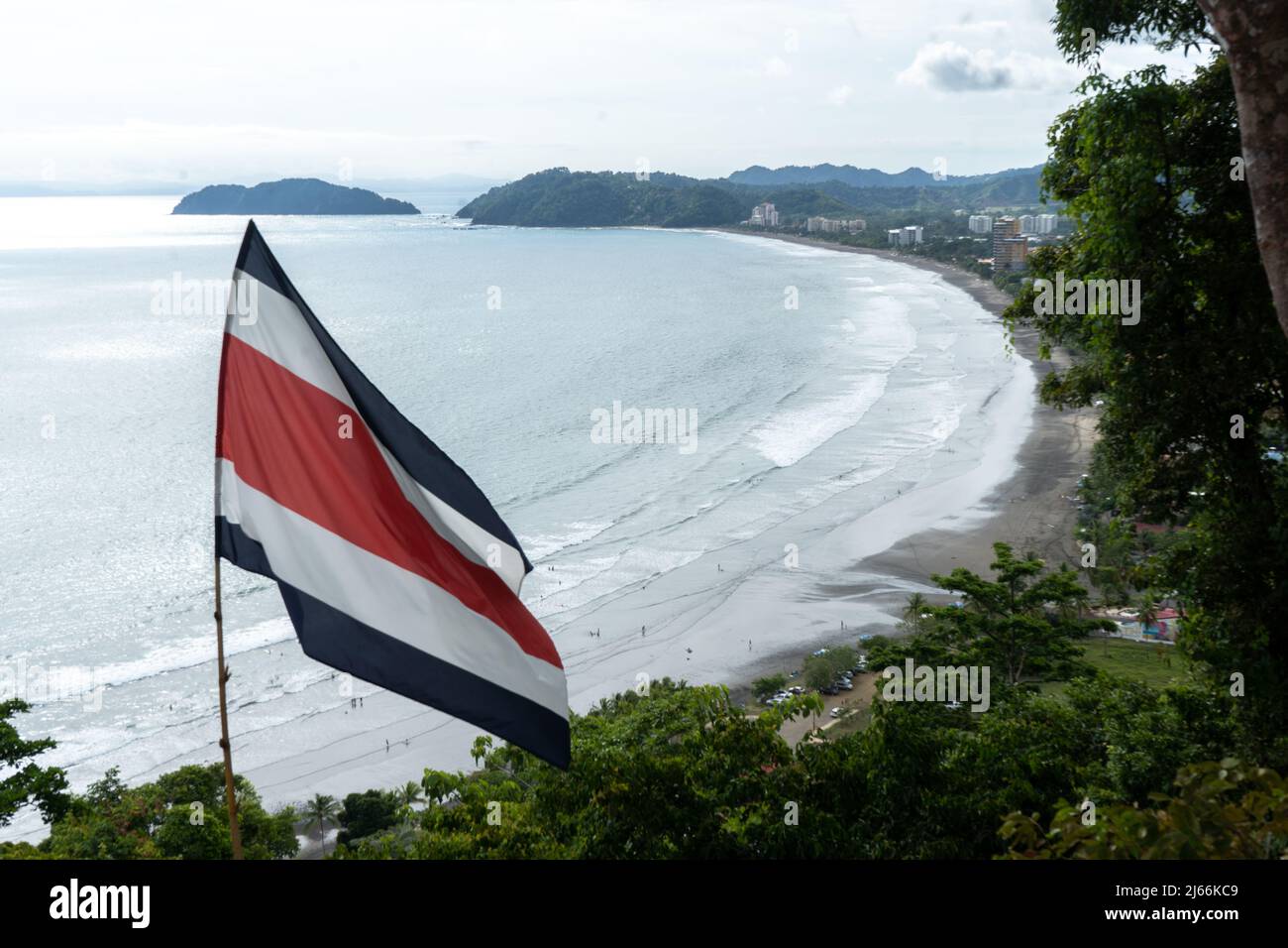 Bandera de Costa Rica soplando en el viento Foto de stock