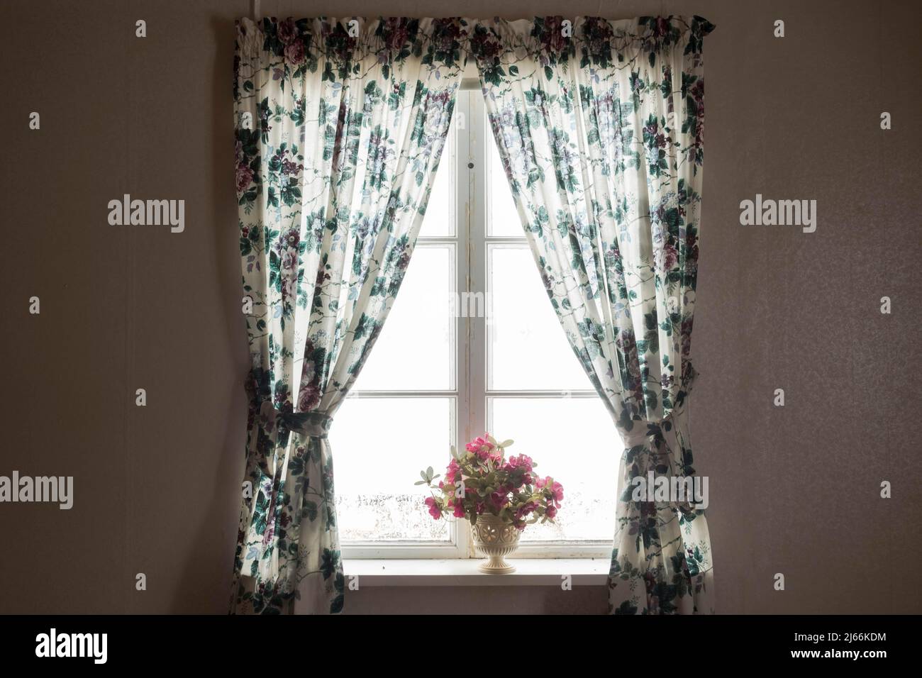 Fenster von innen mit gebluemten Gardinen und Blumenstrauss in einem alten  verlassenen Haus. Vaermland, Schweden Fotografía de stock - Alamy