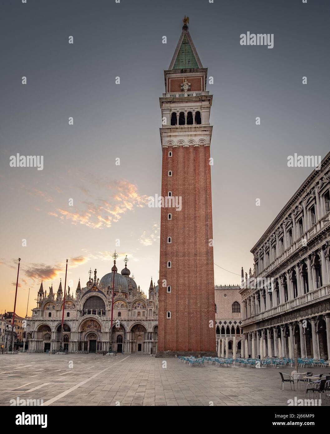 Markusplatz in Venedig bei Sonnenaufgang - menschenleer wegen der frühen Uhrzeit und wegen der Pandemie - Plaza de Marcos vacía durante la pandemia. Foto de stock